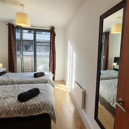 Modern Arcadian Centre 2 Bed / Balcony Apartment