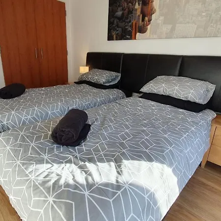 Modern Arcadian Centre 2 Bed / Balcony *